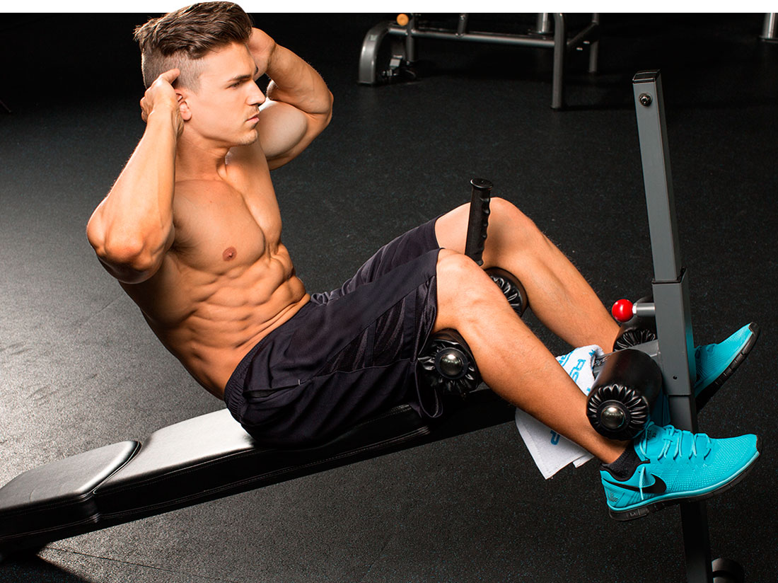 Скручивания на наклонной скамье